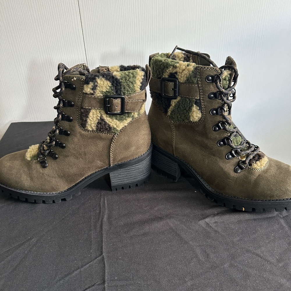 Madden Girl Hayess  Faux-Fur Lugg Sole Hiker Bootie boots Women’s Size 8